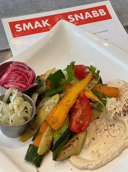 Grillade grönsaker med hummus, picklad rödlök och blomkål