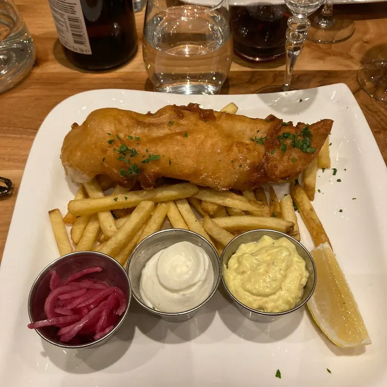 Fish and chips med pommes frites, remouladsås, aioli och picklad rödlök