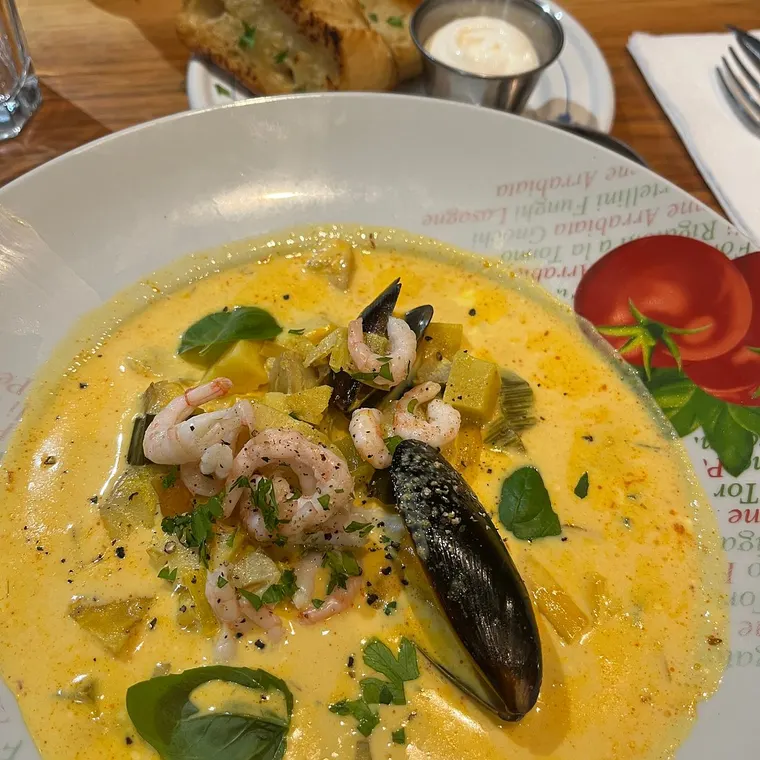 Krämig fisksoppa med räkor och musslor